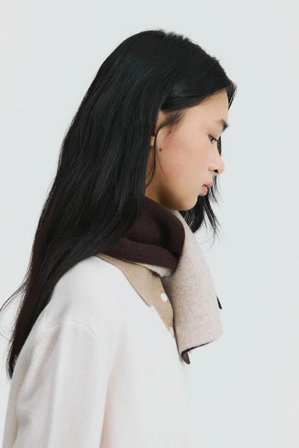 캐시미어 쁘띠 머플러 (브라운)는 부드러운 촉감과 뛰어난 보온성을 제공하는 겨울철 필수 아이템입니다. 이중직 편직으로 제작되어 두꺼우면서도 포근하며, 숏한 기장감과 홀 트임 디자인으로 세련된 스타일을 연출합니다. 출근룩과 모임룩에 미니멀하고 클래식한, 혹은 캐주얼한 무드를 더해주는 활용도 높은 머플러입니다. 무지 디자인으로 어떤 스타일에도 잘 어울리며, 휴대성이 높아 언제 어디서든 따뜻함을 유지할 수 있습니다. 가을, 겨울 시즌 데일리 머플러로 추천합니다.
