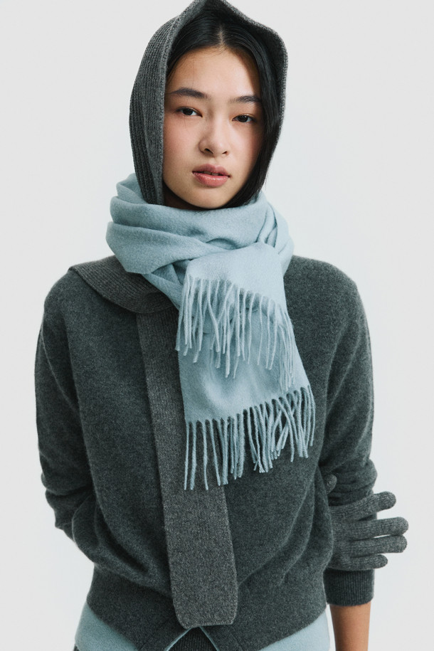 [Re-order] 캐시미어 클래식 머플러 (블루)는 남녀 모두 착용 가능한 머플러/스카프입니다. 부드러운 캐시미어 소재로 제작되어 겨울철 보온성을 높여주며, 164cm의 넉넉한 기장과 지블링 기법으로 고급스러움을 더했습니다. 무지 디자인에 프린지 장식이 더해져 클래식하면서도 모던한 스타일을 연출하며, 출근룩, 모임룩, 데이트룩 등 다양한 TPO에 활용하기 좋습니다. 가벼운 무게감으로 편안한 착용감을 선사하는 이 머플러는 미니멀, 시크 스타일에 잘 어울립니다.
