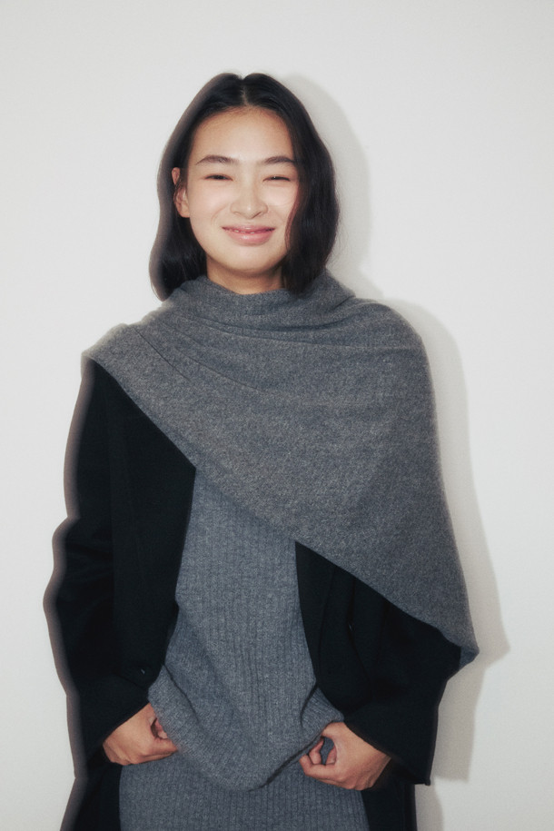 몽골산 캐시미어 100% 소재의 캐시미어 와이드 숄 (그레이)입니다. 가을, 겨울 시즌에 어울리는 부드러운 촉감과 얇은 두께로 제작되어, 가볍게 걸치기 좋습니다. 베이직하고 클래식한 디자인으로 여행룩, 휴가룩과 미니멀한 스타일을 연출하기 좋습니다. 70cm x 200cm의 넉넉한 사이즈로 담요, 숄, 머플러 등 다용도로 활용 가능하며, 휴대성이 뛰어나 실용적입니다.
