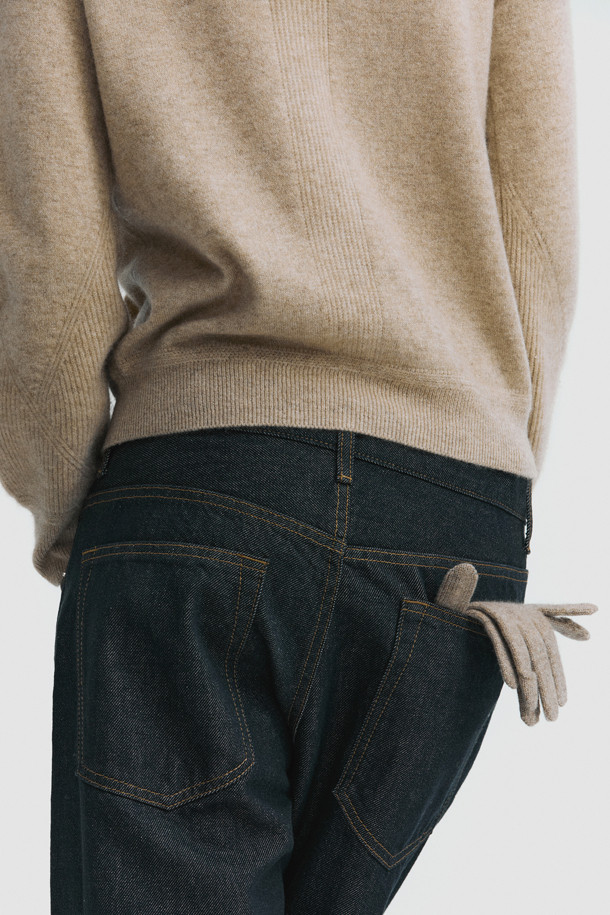 몽골산 캐시미어 100% 소재의 베이직 장갑입니다. 부드러운 촉감과 두꺼운 두께로 뛰어난 보온성을 제공하며, 가을, 겨울철 데일리 아이템으로 활용하기 좋습니다. 베이지 컬러의 무지 디자인으로 클래식하고 미니멀한 스타일을 연출합니다. 팔목 위 길이의 디자인과 립조직 손목 밴딩으로 안정적인 착용감을 선사하며, 검지 핑거홀이 있어 스마트폰 터치도 가능합니다.
