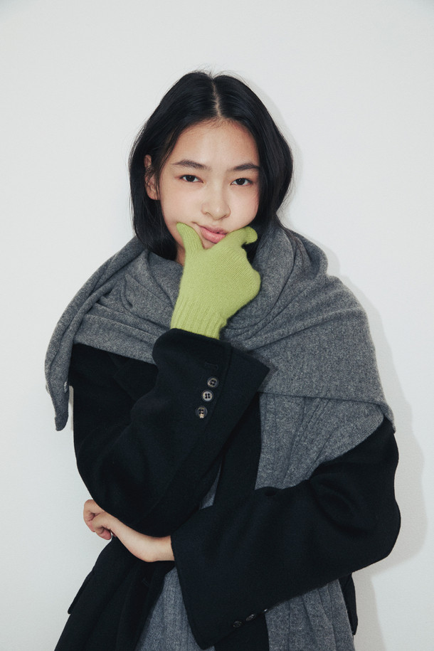 몽골산 캐시미어 100% 소재의 베이직 장갑입니다. 부드러운 촉감과 얇은 두께로 가을, 겨울철 일상에서 착용하기 좋습니다. 연그린 컬러에 무지 디자인으로 어떤 스타일에도 잘 어울리며, 팔목 위 길이와 손목 립조직으로 안정적인 착용감을 제공합니다. 검지 핑거홀이 있어 스마트폰 터치도 가능하며, 보온성을 더해줍니다. 클래식, 미니멀, 캐주얼 등 다양한 스타일에 매치하여 따뜻하고 세련된 스타일을 연출해보세요.
