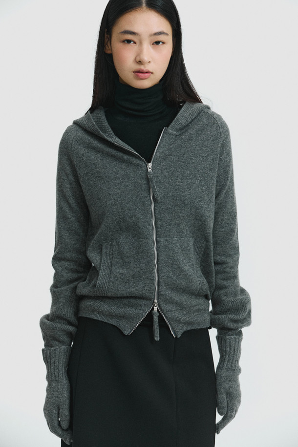 캐시미어 베이직 장갑 (그레이)는 몽골산 캐시미어 100% 소재로 제작되어 부드러운 촉감과 뛰어난 보온성을 자랑합니다. 얇은 두께감으로 답답함 없이 착용 가능하며, 손목 위 길이감과 손목 립조직으로 안정적인 핏을 선사합니다. 베이직한 디자인과 무지 패턴으로 클래식, 미니멀, 캐주얼 등 다양한 스타일과 매치하기 좋습니다. 검지 핑거홀이 있어 스마트폰 터치도 편리하며, 출근룩에 고급스러움을 더해줍니다.
