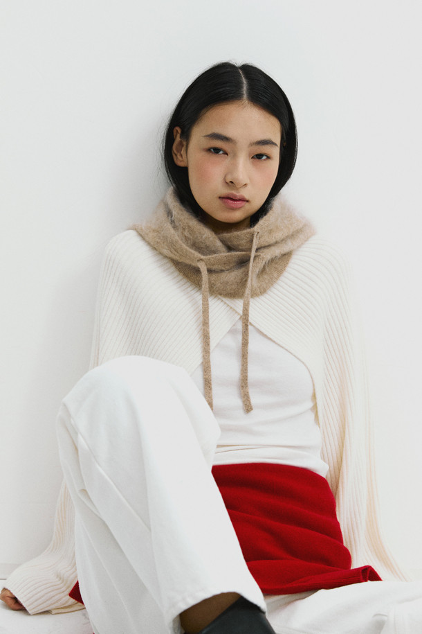 베이지 컬러의 헤어리 캐시미어 바라클라바입니다. 부드러운 촉감의 캐시미어 소재에 브러싱 처리를 더해 포근함을 높였습니다. 깊은 모자 깊이와 후드형 디자인으로 보온성을 극대화하며, 스트링으로 핏 조절이 가능합니다. 겨울철 데일리룩, 산책룩, 집콕룩 등 다양한 TPO에 활용 가능하며, 넥워머로도 사용할 수 있습니다. 미니멀, 클래식, 캐주얼 스타일을 즐겨 입는 분들께 추천합니다.
