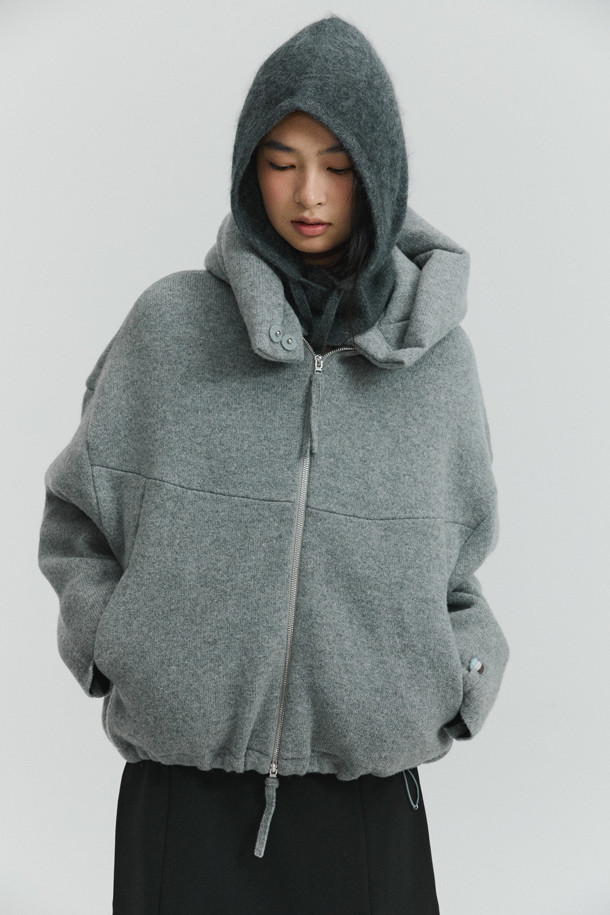 Hairy 캐시미어 바라클라바 (다크 그레이)는 겨울과 가을, 포근함과 스타일을 동시에 원하는 당신을 위한 아이템입니다. 부드러운 캐시미어 소재와 브러싱 처리로 풍성한 텍스처를 선사하며, 두꺼운 두께감으로 뛰어난 보온성을 자랑합니다. 딥한 다크 그레이 컬러와 무지 디자인은 클래식, 미니멀, 캐주얼 등 어떤 스타일에도 자연스럽게 어울립니다. 스트링 디테일로 사이즈 조절이 용이하며, 넥워머로도 활용 가능하여 실용성을 더했습니다. 쌀쌀한 날씨, 데일리룩, 산책룩, 여행룩에 따뜻함과 세련됨을 더해보세요.
