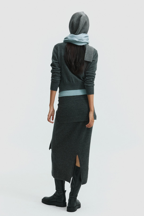 캐시미어 바라클라바 (그레이)는 몽골산 캐시미어 100% 소재로 제작되어 부드러운 촉감과 뛰어난 보온성을 제공합니다. 겨울철 일상에서 착용하기 좋으며, 미니멀, 클래식, 캐주얼 스타일 모두 소화 가능합니다. 얇은 두께감과 가벼운 무게로 휴대성이 뛰어나며 머플러 스타일로도 연출할 수 있습니다. 이마를 충분히 덮는 후드 크기로 한겨울 추위에도 포근함을 선사합니다. 립조직 짜임으로 은은한 멋을 더한 바라클라바입니다.
