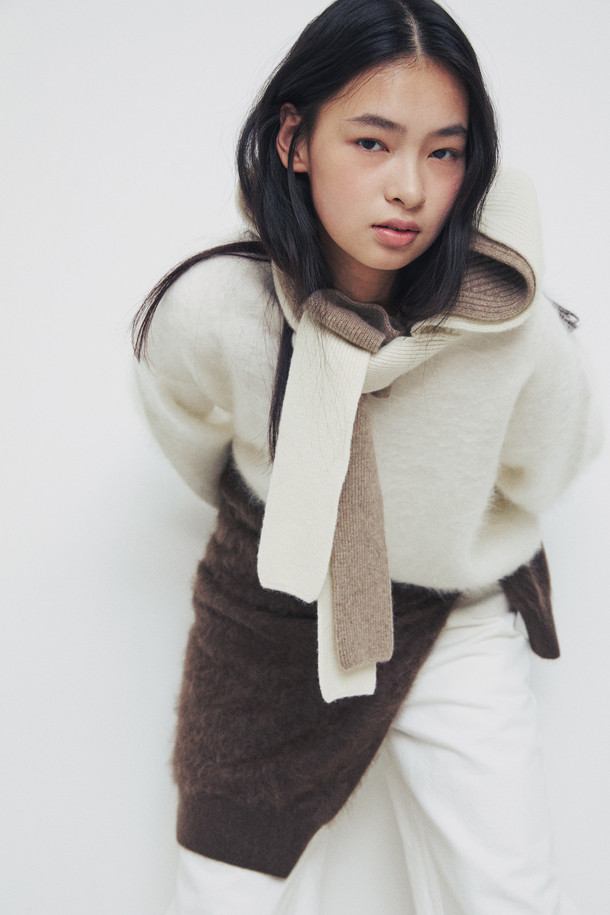 아이보리 색상의 캐시미어 바라클라바입니다. 부드러운 촉감의 캐시미어 소재로 제작되어 겨울철 보온에 효과적이며, 얇은 두께로 답답함 없이 착용할 수 있습니다. 립조직 디테일로 포인트를 더했으며, 머플러 스타일과 후드 스타일로 다양하게 연출이 가능합니다. 미니멀, 클래식, 캐주얼 등 다양한 스타일과 매치하기 좋으며, 휴대성이 뛰어나 언제 어디서든 따뜻함을 더할 수 있습니다.
