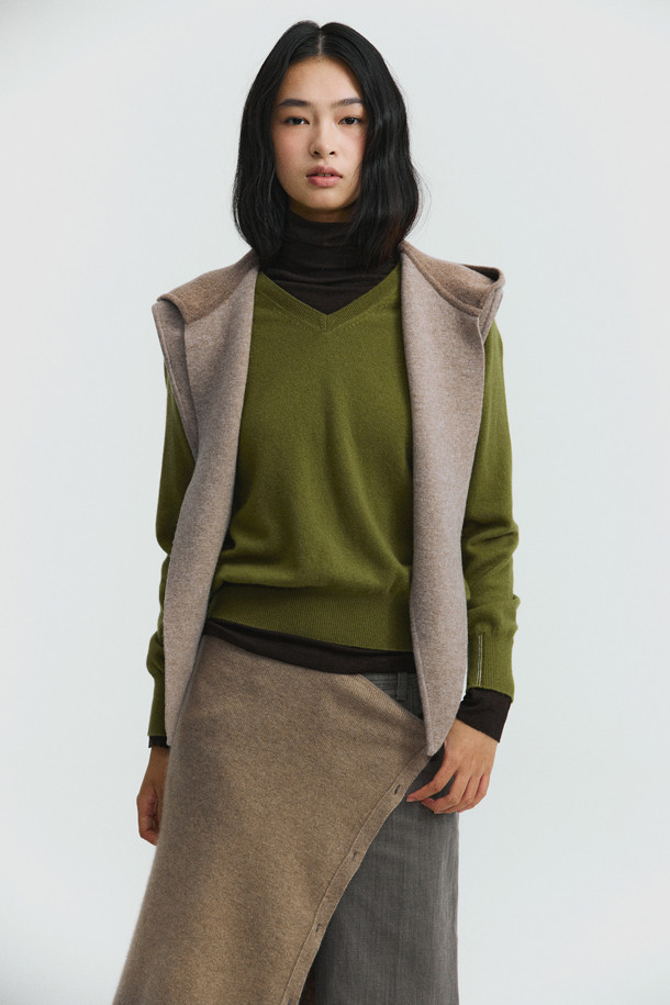 따뜻하고 포근한 분위기를 연출하는 후드 케이프 (브라운)입니다. 양모와 캐시미어 혼방의 부드러운 촉감과 두꺼운 두께감으로 가을, 겨울철 따뜻하게 몸을 감싸줍니다. 이중직 소재와 톤온톤 배색, 숄더라인 케이프 디자인이 모던하면서도 우아한 스타일을 완성합니다. 모임룩, 출근룩 등 다양한 TPO에 활용 가능하며, 클래식, 미니멀, 시크한 스타일을 연출하기 좋습니다. 깊은 모자 깊이의 후드로 보온성을 더했습니다.
