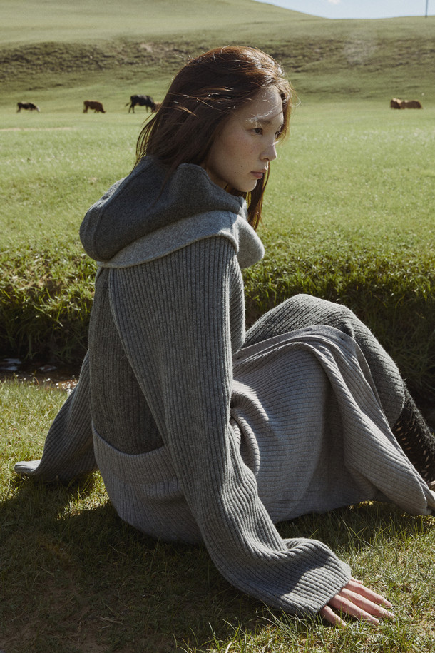 다크 그레이 후드 케이프는 여성스러운 매력을 더하는 아우터입니다. 양모와 캐시미어 혼방 소재로 제작되어 부드러운 촉감과 뛰어난 보온성을 자랑하며, 롱 기장에 루즈핏으로 편안하게 착용 가능합니다. 후드 디자인과 숄더 케이프 디테일이 돋보이며, 오픈 방식으로 간편하게 스타일링할 수 있습니다. 가을, 겨울철 출근룩 또는 모임룩에 클래식하면서도 모던한 스타일을 연출해보세요. 
