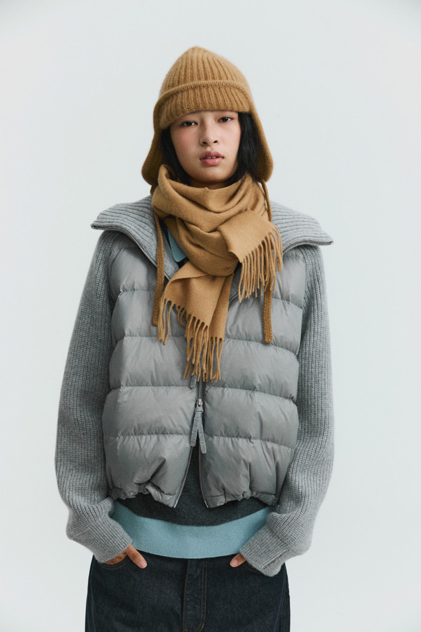 캐시미어 이어플랩 (카멜)은 부드러운 촉감의 몽골산 캐시미어 100%로 제작되어 뛰어난 보온성을 자랑하는 겨울철 필수 아이템입니다. 볼드한 골지 짜임과 턱선까지 내려오는 디자인으로 클래식, 미니멀, 캐주얼 등 다양한 스타일 연출에 용이합니다. 앞부분 접힘 디테일과 귀를 덮는 깊이로 디자인되어 따뜻함과 스타일을 동시에 잡았습니다. 차분하고 세련된 카멜 컬러는 어떤 룩에도 자연스럽게 어울립니다. 추운 겨울, 캐시미어 이어플랩 (카멜)으로 따뜻하고 멋스럽게 스타일을 완성하세요.
