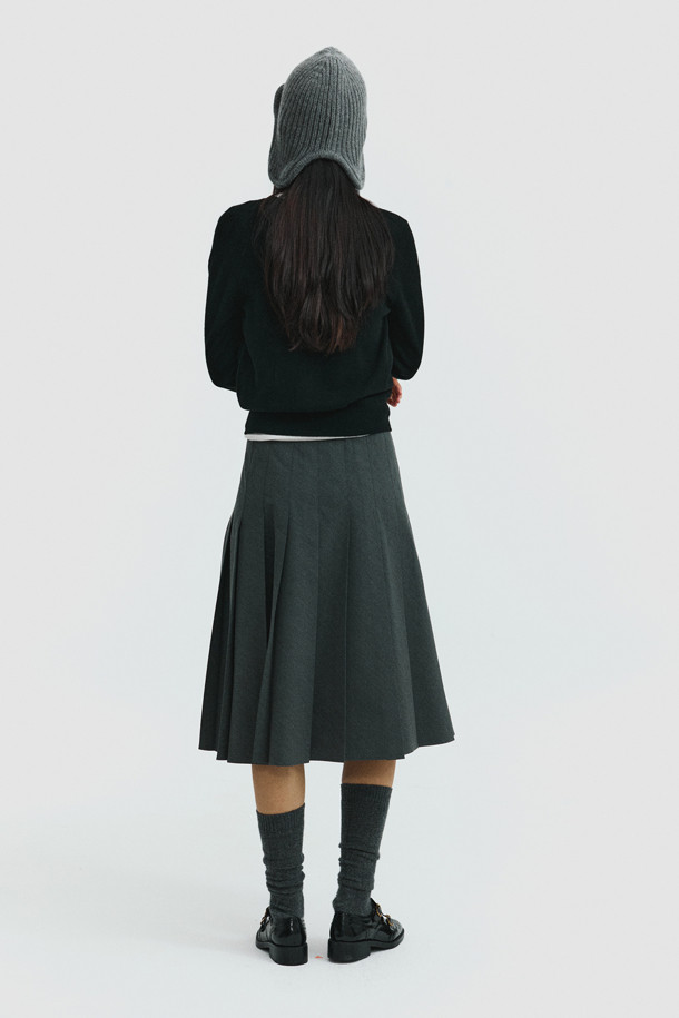 캐시미어 이어플랩 (그레이)는 부드러운 촉감과 두꺼운 두께로 따뜻함을 선사하는 겨울철 필수 아이템입니다. 귀를 완전히 덮는 디자인과 턱선까지 내려오는 길이로 보온성을 극대화하며, 앞부분 접힘 디테일이 돋보입니다. 골지 패턴과 스트링 장식이 클래식하면서도 미니멀한 스타일을 연출하여 다양한 캐주얼 룩에 매치하기 좋습니다. 공용으로 착용 가능한 디자인으로, 추운 날씨에도 스타일리시함을 잃지 않도록 도와줍니다.
