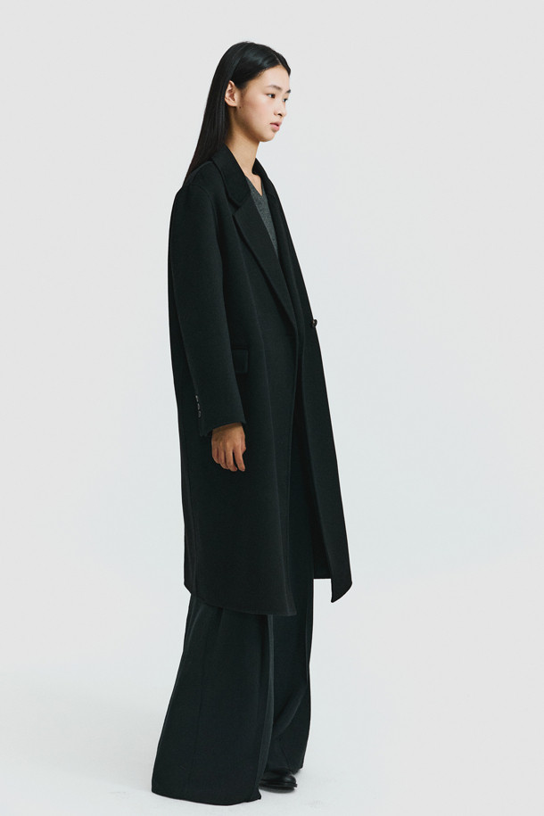 캐시미어 핸드메이드 코트 (블랙)는 가을과 겨울, 당신의 스타일을 완성해 줄 여성용 아우터입니다. 부드러운 촉감과 고급스러운 광택이 돋보이는 캐시미어 소재로 제작되었으며, 보온성이 뛰어나 추운 날씨에도 따뜻하게 착용할 수 있습니다. 베이직하고 클래식한 디자인으로 출근룩, 오피스룩, 모임룩 등 다양한 TPO에 활용 가능하며, 싱글 버튼 여밈과 레귤러핏으로 세련된 실루엣을 연출합니다. 카라와 포켓 디테일이 돋보이며, 내구성이 뛰어나 오랫동안 변함없이 즐겨 입을 수 있습니다.
