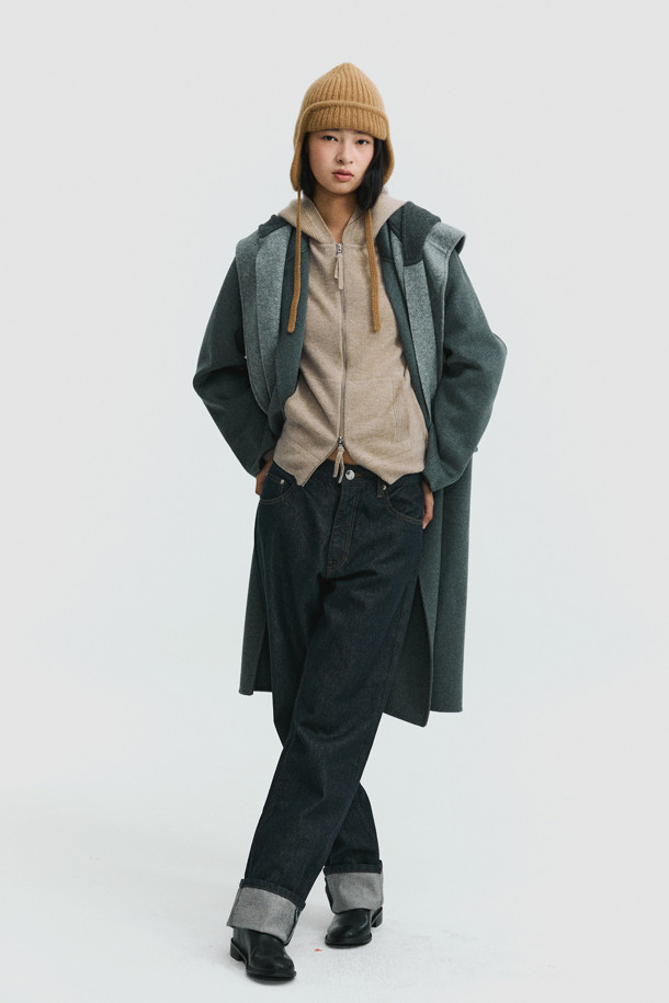 캐시미어 핸드메이드 코트 (그레이)는 가을과 겨울, 일상에서 세련된 스타일을 연출하는 여성용 코트입니다. 부드러운 촉감의 캐시미어 소재로 제작되어 고급스러운 외관과 가벼운 착용감, 뛰어난 보온성을 자랑합니다. 레귤러 핏에 싱글 버튼 여밈 방식, 무지 디자인으로 미니멀하고 베이직한 스타일을 완성합니다. 오피스룩, 출근룩, 모임룩 등 다양한 TPO에 활용 가능하며, 클래식, 미니멀, 시크한 무드를 연출합니다. 포켓과 카라 디테일이 돋보이는 핸드메이드 코트로, 당신의 겨울 스타일을 더욱 돋보이게 해 줄 것입니다.
