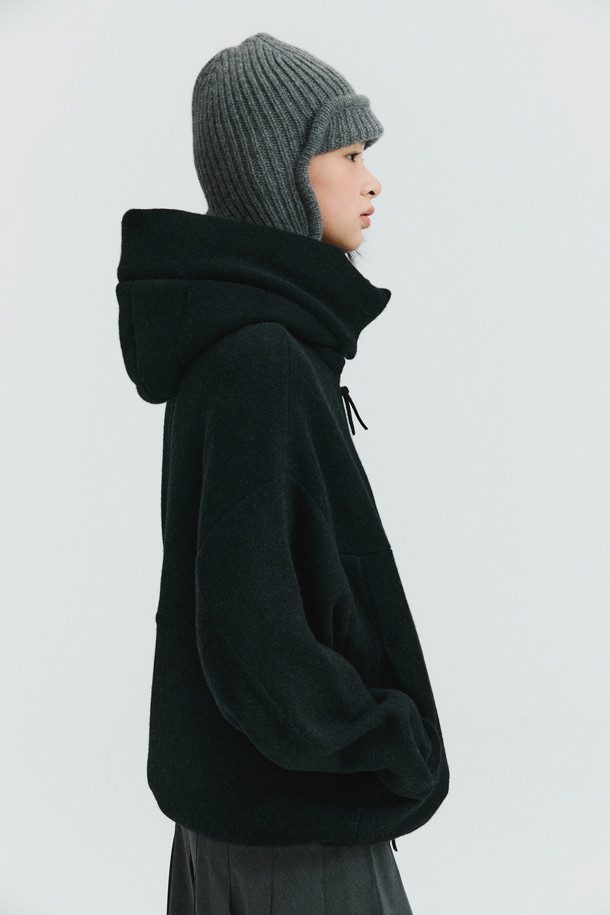 블랙 컬러의 더블페이스 재킷으로, 가을과 겨울 시즌에 당신의 스타일을 완성해 줄 여성용 아우터입니다. 울과 캐시미어 혼방 소재로 제작되어 부드러운 촉감과 뛰어난 보온성을 제공하며, 두꺼운 두께감으로 포근하게 착용할 수 있습니다. 미니멀하고 베이직한 디자인으로 출근룩, 모임룩 등 다양한 TPO에 활용 가능하며, 오버핏 실루엣과 큼직한 후드, 밑단 스토퍼, 동그란 소매 라인이 특징입니다. 집업과 스냅 버튼 여밈 방식으로 편안하게 착용할 수 있으며, 크롭 기장으로 세련된 스타일을 연출합니다.
