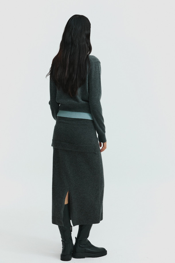 캐시미어 소재의 타이 웨이스트 스커트 (그레이)입니다. 부드러운 촉감과 보온성을 갖춘 두꺼운 두께로 겨울철에도 따뜻하게 착용할 수 있습니다. H라인 핏에 무지 패턴으로 미니멀하고 베이직한 스타일을 연출하며, 스카프 패널과 매듭 디테일이 포인트입니다. 뒷트임으로 활동성을 더했으며, 출근룩, 오피스룩, 모임룩 등 다양한 TPO에 클래식, 미니멀, 시크한 분위기를 더해줍니다. 레귤러핏으로 편안하게 착용 가능합니다.
