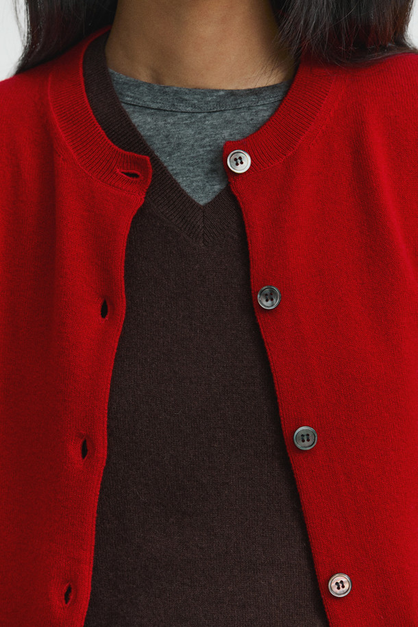 [Re-order] 베이스 레이어 라운드 (그레이)는 부드러운 촉감의 슬림핏 긴소매 베이스 레이어입니다. 라이오셀, 울, 폴리우레탄 혼방 소재로 제작되어 봄, 가을, 겨울 시즌에 보온성을 제공합니다. 라운드넥 디자인의 무지 스타일로, 일상복뿐만 아니라 출근룩, 여행룩 등 다양한 TPO에 활용 가능합니다. 미니멀, 클래식, 캐주얼 스타일을 즐기는 분들께 적합하며, 레이어드하여 더욱 폭넓게 활용할 수 있습니다.
