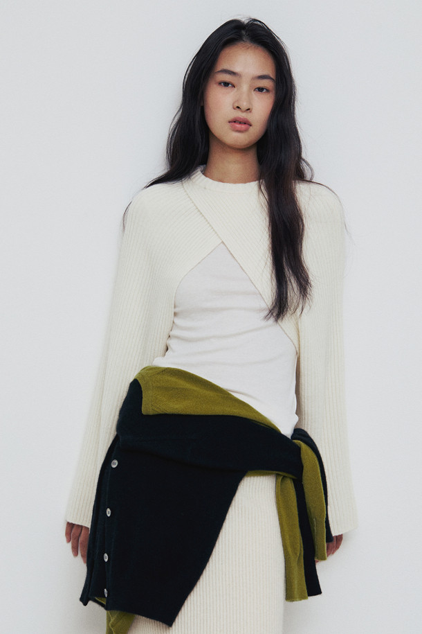 [Re-order] 베이스 레이어 라운드 (화이트)는 미니멀하고 클래식한 스타일을 추구하는 분들을 위한 사계절용 베이스 레이어입니다. 라이오셀, 울, 폴리우레탄 혼방 소재로 제작되어 부드러운 촉감과 슬림핏을 제공하며, 보온성과 신축성이 뛰어납니다. 라운드넥, 긴소매 디자인에 얇은 두께로 제작되어 레이어드하여 다양한 스타일을 연출할 수 있습니다. 무지 디자인의 화이트 컬러로 어떤 옷에도 매치하기 용이하며, 일상에서 편안하게 착용하기 좋습니다.
