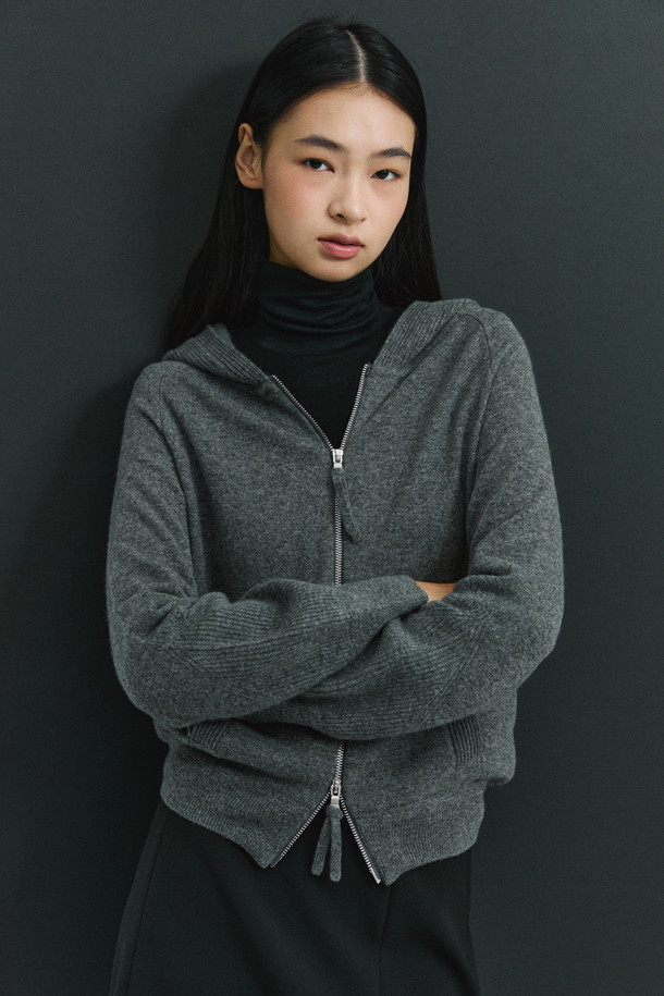 [Re-order] 베이스 레이어 터틀넥 (블랙)은 부드러운 촉감과 보온성을 갖춘 여성용 터틀넥입니다. 라이오셀, 울, 폴리우레탄 혼방 소재로 제작되어 얇지만 따뜻하게 착용할 수 있습니다. 베이직한 스타일과 레귤러 핏으로 어떤 옷에도 레이어드하기 좋으며, 겨울철 데일리룩에 활용하기 좋습니다. 블랙 컬러의 무지 디자인으로 미니멀하고 클래식한 분위기를 연출합니다. 긴 소매 기장의 터틀넥으로, 추운 날씨에도 따뜻하고 편안하게 스타일을 완성할 수 있습니다.
