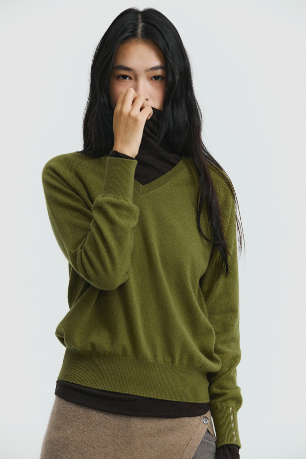 부드러운 촉감의 베이스 레이어 터틀넥 (브라운)입니다. 라이오셀, 울, 폴리우레탄 혼방 소재로 제작되어 얇지만 뛰어난 보온성을 제공합니다. 겨울철 데일리룩 또는 집콕룩에 활용하기 좋으며, 미니멀, 클래식, 캐주얼 등 다양한 스타일 연출에 용이합니다. 레귤러핏으로 편안하게 착용 가능하며, 레이어드하여 더욱 따뜻하게 입을 수 있습니다.
