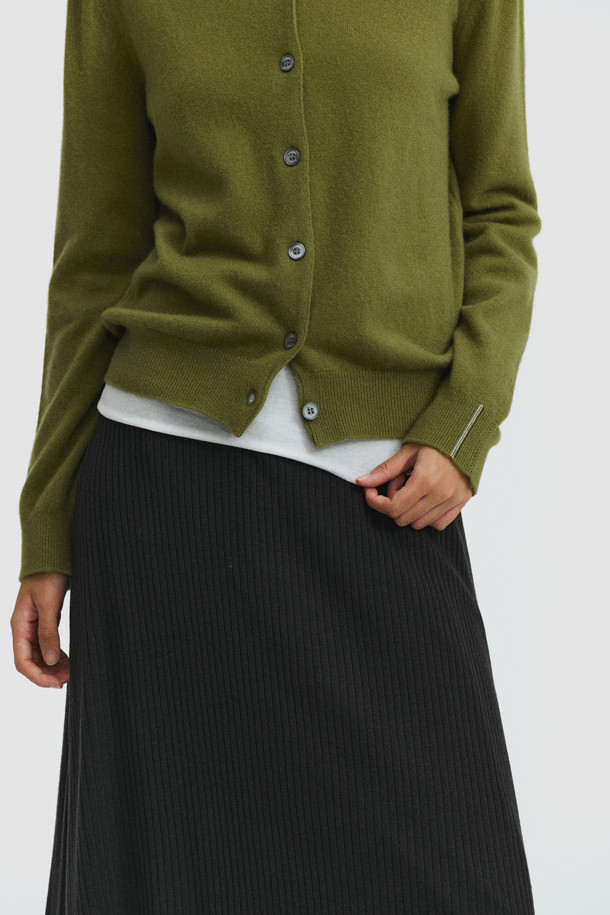 베이스 레이어 터틀넥 (화이트)는 겨울철 데일리룩과 출근룩에 활용하기 좋은 베이직 스타일의 터틀넥입니다. 라이오셀, 울, 폴리우레탄 혼방 소재로 제작되어 부드러운 촉감과 뛰어난 보온성을 제공합니다. 깔끔한 무지 디자인과 긴 소매 기장으로 다양한 스타일의 레이어드 연출이 가능합니다. 미니멀, 클래식, 캐주얼 등 어떤 스타일에도 잘 어울리는 활용도 높은 아이템입니다. 겨울철 따뜻하고 포근하게 몸을 감싸주는 베이스 레이어 터틀넥을 만나보세요.
