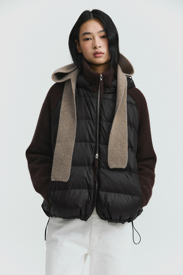 캐시미어 점퍼 (브라운)는 여성 고객을 위한 아우터 점퍼입니다. 가을과 겨울, 일상과 출근, 모임 자리에서 고급스러우면서도 클래식한 스타일을 연출할 수 있습니다. 부드러운 촉감의 캐시미어와 나일론 혼방 소재로 제작되었으며, 두꺼운 두께감으로 보온성을 높였습니다. 프랑스산 안감과 후드 및 밑단 스토퍼, 구스다운 충전재(솜털 80%, 깃털 20%)는 뛰어난 기능성을 제공합니다. 긴 소매, 레귤러핏에 집업 방식으로 편안하게 착용할 수 있습니다.
