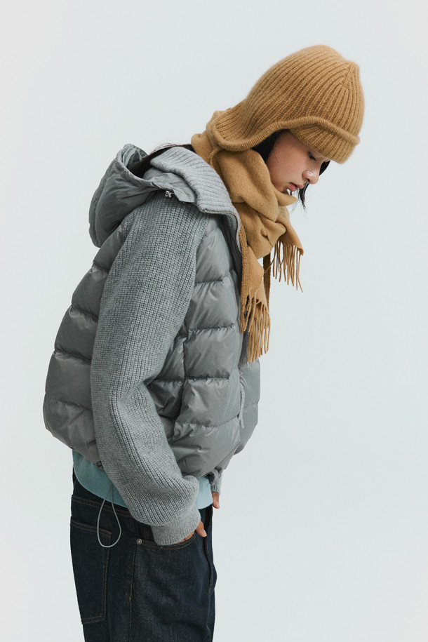 라이트 그레이 컬러의 캐시미어 점퍼는 여성 고객을 위한 겨울철 필수 아이템입니다. 미니멀하고 클래식한 스타일로, 출근룩과 모임룩에 모두 잘 어울립니다. 부드러운 촉감의 캐시미어, 나일론 혼방 소재에 두꺼운 두께감으로 따뜻함을 선사하며, 긴 소매와 레귤러핏으로 편안한 착용감을 제공합니다. 후드와 밑단 스토퍼 조절이 가능하며, 구스다운 충전재(솜털 80%, 깃털 20%)와 나일론 안감으로 보온성을 높였습니다. 
