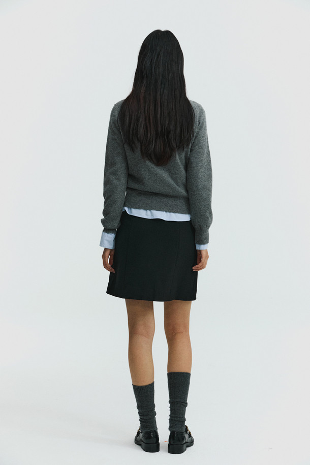 클래식 라운드 스웨터 (그레이)는 부드러운 촉감과 뛰어난 보온성을 자랑하는 여성용 겨울 스웨터입니다. 몽골산 캐시미어 100% 소재로 제작되어 고급스러운 착용감을 선사하며, 레귤러 핏과 라운드넥 디자인으로 클래식하고 베이직한 스타일을 연출합니다. 앞단 사선 스티치와 립조직 소매단 디테일이 돋보이며, 가벼운 무게감으로 편안하게 착용할 수 있습니다. 오피스룩과 출근룩에 잘 어울리는 미니멀한 디자인으로, 다양한 스타일링에 활용하기 좋습니다.
