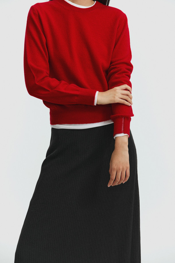 클래식 라운드 스웨터(레드)는 몽골산 캐시미어 100%로 제작되어 부드러운 촉감과 뛰어난 보온성을 자랑합니다. 라운드넥과 긴 소매, 레귤러핏으로 디자인되어 클래식하고 미니멀한 스타일을 연출하며, 일상 및 출근룩, 모임룩에 모두 잘 어울립니다. 크롭 기장에 앞단 사선 스티치 디테일이 돋보이며, 립조직 소매단으로 포인트를 더했습니다. 가벼운 무게감으로 편안하게 착용 가능하며, 겨울철 따뜻함을 선사합니다.
