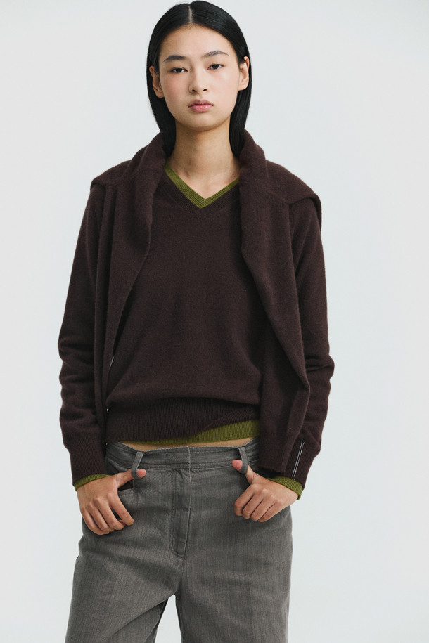 **클래식 브이넥 스웨터 (브라운)**

몽골산 캐시미어 100% 소재로 제작되어 부드러운 촉감과 가벼운 착용감을 선사하는 브라운 컬러의 여성용 브이넥 스웨터입니다. 가을, 겨울 시즌에 어울리는 레귤러 핏의 긴소매 디자인으로, 클래식하고 베이직한 스타일을 연출합니다. 얇은 두께감으로 다양한 이너와 레이어드하여, 출근룩, 오피스룩, 모임룩 등 폭넓은 TPO에 활용 가능합니다. 미니멀한 디자인으로 유행을 타지 않아 오랫동안 즐겨 입을 수 있으며, 캐시미어 특유의 고급스러운 분위기를 더합니다.
