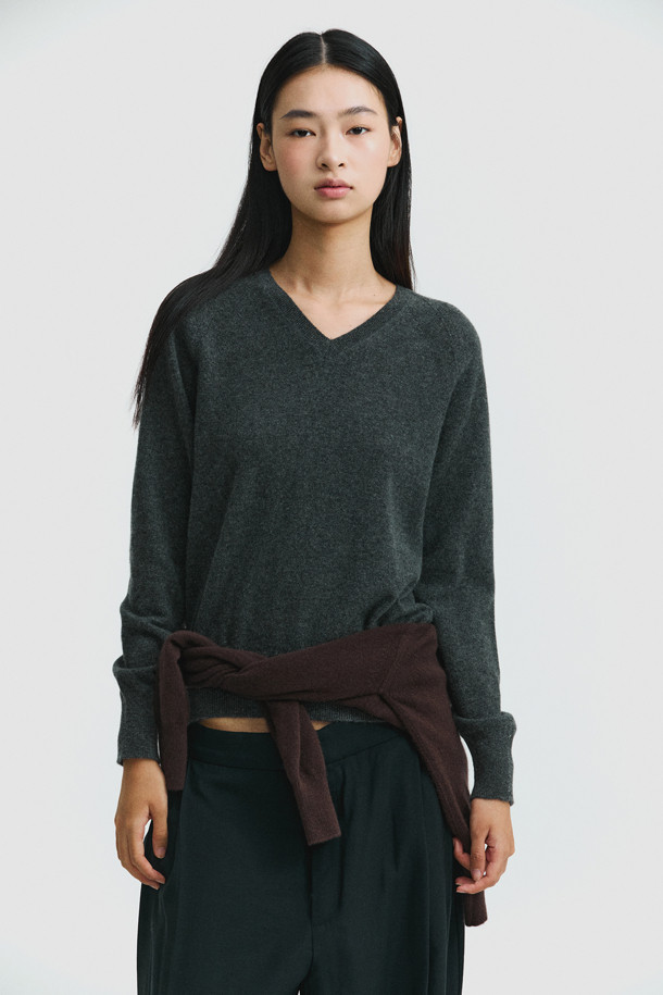 클래식 브이넥 스웨터 (그레이)는 몽골산 캐시미어 100% 소재로 제작되어 부드러운 촉감과 가벼운 착용감을 선사합니다. 가을과 겨울, 일상에서 활용하기 좋은 베이직하고 클래식한 디자인으로, 레귤러핏과 긴 소매 기장으로 편안함을 더했습니다. 얇은 두께감으로 레이어드하여 다양한 스타일을 연출할 수 있으며, 출근룩, 비즈니스 캐주얼, 모임룩 등 TPO에 맞춰 활용 가능합니다. 차콜, 브라운 컬러도 준비되어 있습니다.
