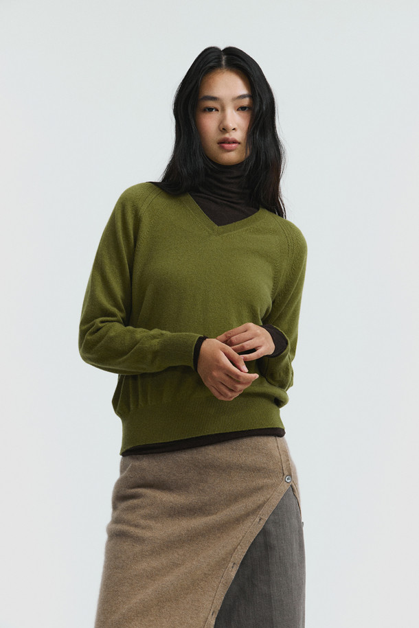 올리브 색상의 클래식 브이넥 스웨터는 가을과 겨울, 당신의 일상과 오피스룩에 우아함을 더해줄 여성 니트입니다. 몽골산 캐시미어 100% 소재로 제작되어 부드러운 촉감과 뛰어난 보온성을 자랑하며, 가벼운 무게감으로 편안한 착용감을 선사합니다. 레귤러핏 디자인과 긴 소매, 무지 패턴이 어우러져 클래식하고 미니멀한 스타일을 연출하며, 레이어드하여 다양한 스타일을 소화할 수 있습니다. 출근룩, 모임룩 등 다양한 TPO에 활용 가능하며, 얇은 두께감으로 간절기에도 부담 없이 즐길 수 있습니다.
