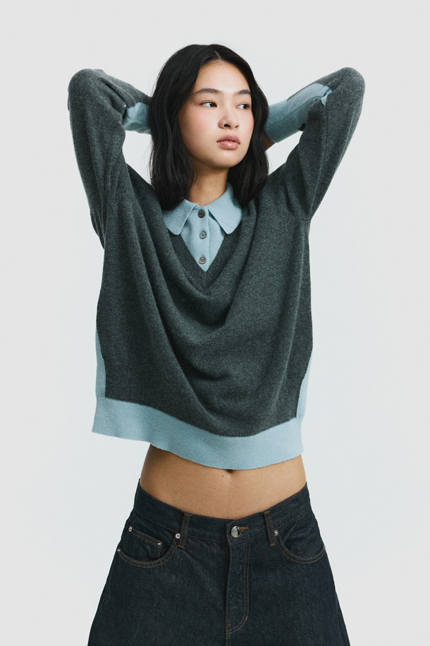 세련된 감각을 더하는 투톤 폴로 스웨터 (Grey)입니다. 몽골산 캐시미어 100% 소재로 제작되어 부드러운 촉감과 뛰어난 보온성을 자랑합니다. 차분한 그레이와 블루 컬러의 조화가 돋보이며, 클래식하고 미니멀한 스타일을 연출합니다. 폴로넥 디자인과 자개 단추 디테일이 고급스러움을 더하며, 레귤러핏으로 편안하게 착용할 수 있습니다. 오피스룩, 출근룩, 모임룩 등 다양한 TPO에 활용하여 세련된 스타일을 완성해 보세요.
