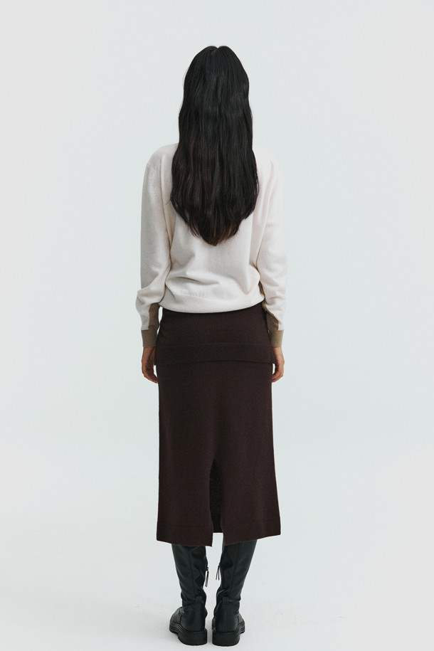 아이보리 투톤 폴로 스웨터는 출근룩과 모임룩에 모두 잘 어울리는 여성 니트입니다. 몽골산 캐시미어 100% 소재로 제작되어 부드러운 촉감과 뛰어난 보온성을 자랑하며, 가을과 겨울에 따뜻하게 착용할 수 있습니다. 베이직하면서도 클래식한 무드를 연출하는 레귤러 핏 디자인에 배색 패턴과 긴소매, 자개 단추 디테일이 더해져 고급스러움을 더했습니다. 두꺼운 두께감으로 포근함을 선사하며, 미니멀하고 세련된 스타일을 완성합니다.
