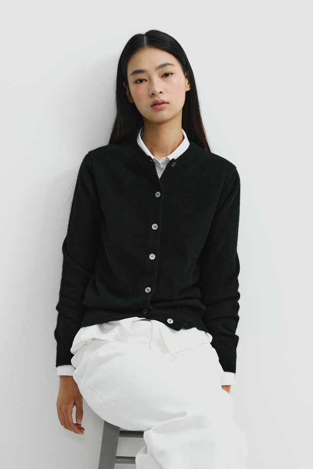 몽골산 캐시미어 100% 소재의 클래식 버튼 가디건(블랙)입니다. 가을과 겨울, 일상에서 착용하기 좋으며, 레귤러 핏과 라운드넥 디자인으로 어떤 스타일에도 잘 어울립니다. 얇은 두께감으로 부드러운 촉감을 선사하며, 보온성을 유지해 줍니다. 출근룩, 오피스룩, 모임룩 등 다양한 TPO에 활용 가능하며, 미니멀하고 시크한 스타일을 연출하기 좋습니다. 소매는 긴 소매이며, 휴대성이 높아 실용적입니다.
