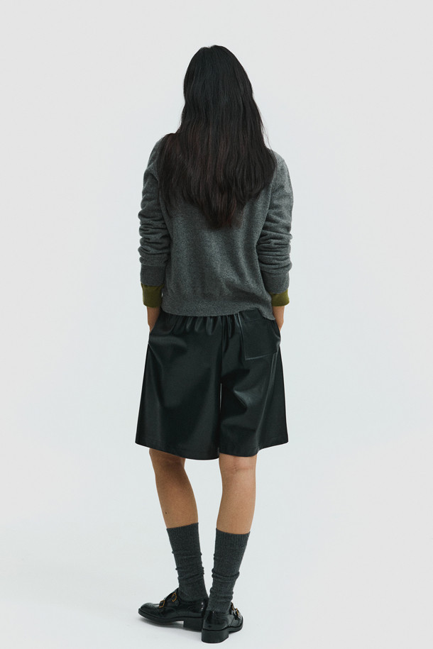 몽골산 캐시미어 100% 소재의 클래식 버튼 가디건입니다. 가볍고 부드러운 촉감으로 가을, 겨울철 따뜻하게 착용할 수 있으며, 일상, 오피스룩, 출근룩, 모임룩 등 다양한 TPO에 활용 가능합니다. 레귤러핏 디자인에 라운드넥으로 제작되었으며, 베이직하고 미니멀한 스타일을 연출합니다. 얇은 두께로 제작되어 휴대성이 높으며, 라운드 스웨터와 셋업으로도 코디할 수 있습니다.
