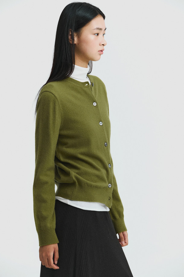 올리브 색상의 클래식 버튼 가디건입니다. 몽골산 캐시미어 100% 소재로 제작되어 부드러운 촉감을 선사하며, 가을과 겨울에 따뜻하게 착용할 수 있습니다. 레귤러 핏에 라운드넥 디자인으로, 일상, 출근룩, 오피스룩 등 다양한 TPO에 활용 가능합니다. 기본에 충실한 베이직하고 클래식한 스타일로, 라운드 스웨터와 셋업하여 연출할 수 있습니다. 얇은 두께로 휴대성이 높습니다.

