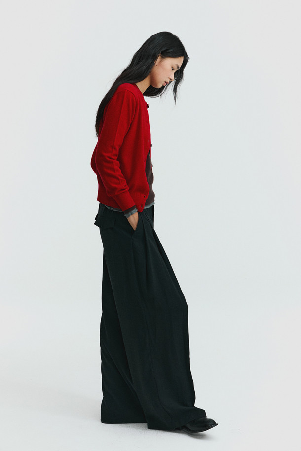 [Re-order] 클래식 버튼 가디건 (레드)는 몽골산 캐시미어 100% 소재로 제작되어 부드러운 촉감을 자랑하며, 가을과 겨울에 따뜻하게 착용할 수 있습니다. 라운드넥 디자인에 레귤러핏으로 제작되어 베이직하고 클래식한 스타일을 연출하며, 버튼 여밈 방식으로 간편하게 착용 가능합니다. 얇은 두께감으로 휴대성이 뛰어나며, 다양한 이너와 레이어드하여 오피스룩, 출근룩, 모임룩 등 TPO에 맞춰 활용할 수 있습니다. 라운드 스웨터와 셋업으로도 연출하여 미니멀한 스타일을 완성할 수 있습니다.
