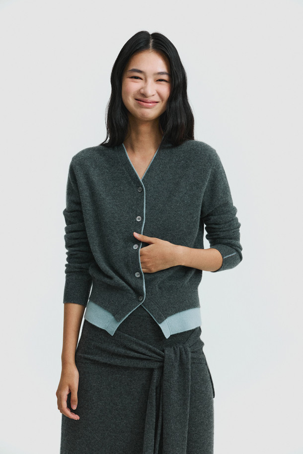 **투톤 가디건 (그레이)**는 부드러운 촉감의 몽골산 캐시미어 100% 소재로 제작되어 가을과 겨울, 따뜻하고 포근하게 착용하기 좋습니다. 미니멀하고 베이직한 디자인으로 출근룩, 모임룩 등 다양한 TPO에 활용할 수 있으며, 레귤러 핏과 긴소매 기장으로 어떤 스타일에도 잘 어울립니다. 넥라인과 밑단의 투톤 컬러 배색이 은은한 포인트를 더하며, 얇은 두께감으로 레이어드하여 더욱 다채로운 스타일링을 연출할 수 있습니다. 가벼운 무게감으로 편안하게 착용 가능하며, 부드러운 캐시미어 소재가 고급스러운 분위기를 선사합니다.

