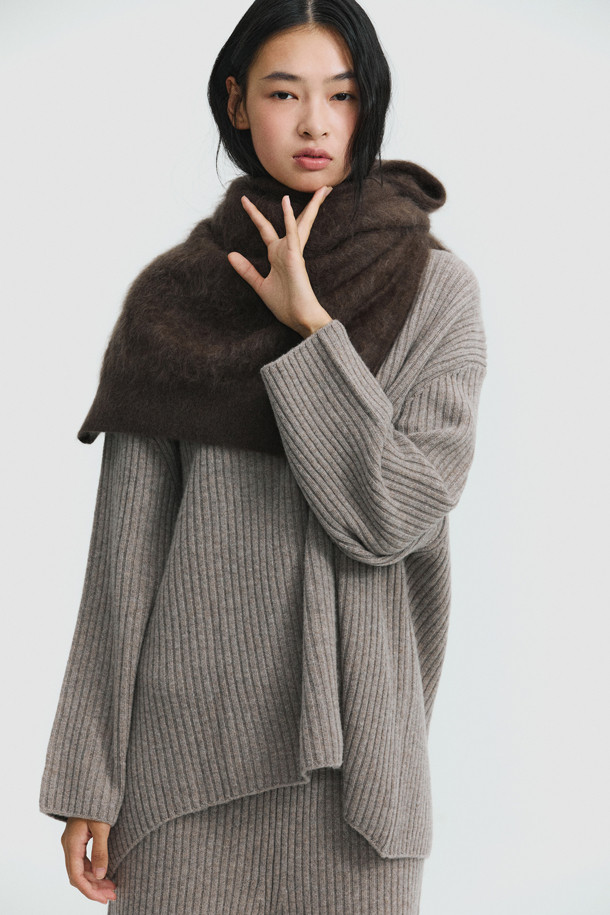 베이지 색상의 청키 스웨터입니다. 캐시미어와 울 혼방 소재로 제작되어 부드럽고 포근한 착용감을 선사합니다. 롱 기장의 루즈핏으로 편안하게 착용 가능하며, 와이드 소매단과 앞뒤 기장 차이, 둥근 밑단으로 포인트를 더했습니다. 케이블 패턴이 돋보이며, 라운드넥과 긴 소매 디자인으로 가을, 겨울철 데일리룩과 집콕룩, 미니멀, 캐주얼, 클래식 스타일 모두 소화 가능합니다. 체형 커버에도 효과적입니다.