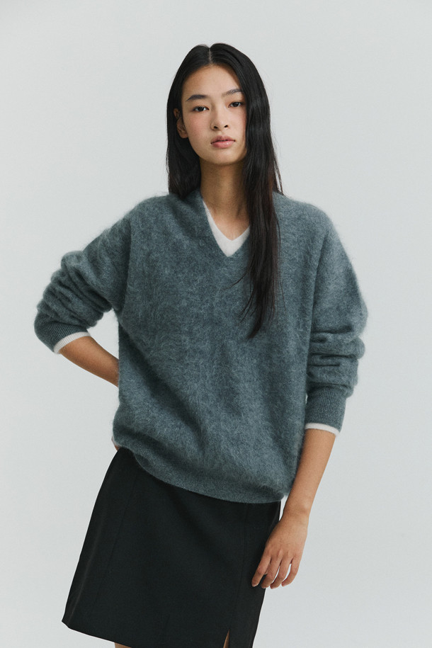 다크 그레이 컬러의 헤어리 캐시미어 스웨터입니다. 브러싱 처리된 텍스처로 고급스러운 외관과 부드러운 촉감을 선사하며, 두꺼운 두께감으로 겨울철에도 따뜻하게 착용 가능합니다. 루즈핏과 브이넥 디자인으로 편안하면서도 세련된 스타일을 연출하며, 베이직하고 클래식한 무드로 다양한 룩에 활용하기 좋습니다. 캐시미어 소재 특유의 포근함과 기모감으로 민감한 피부에도 자극 없이 데일리룩, 모임룩, 카페룩 등 다방면으로 활용 가능합니다.

