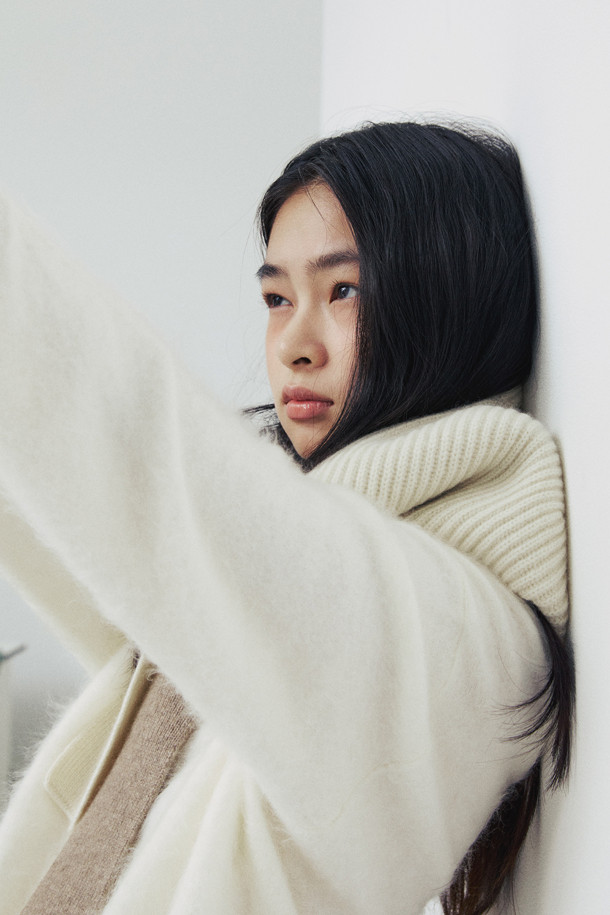 아이보리 컬러의 헤어리 캐시미어 스웨터입니다. 부드러운 촉감의 캐시미어 소재와 브러싱 처리, 기모감으로 포근하고 풍성한 텍스처를 선사합니다. 여유로운 핏과 브이넥 디자인으로 편안하면서도 세련된 스타일을 연출할 수 있습니다. 가을, 겨울 시즌에 어울리는 두꺼운 두께감과 긴 소매 기장으로 따뜻하게 착용 가능하며, 출근룩과 모임룩, 클래식, 미니멀 스타일 모두 소화 가능한 베이직 아이템입니다.
