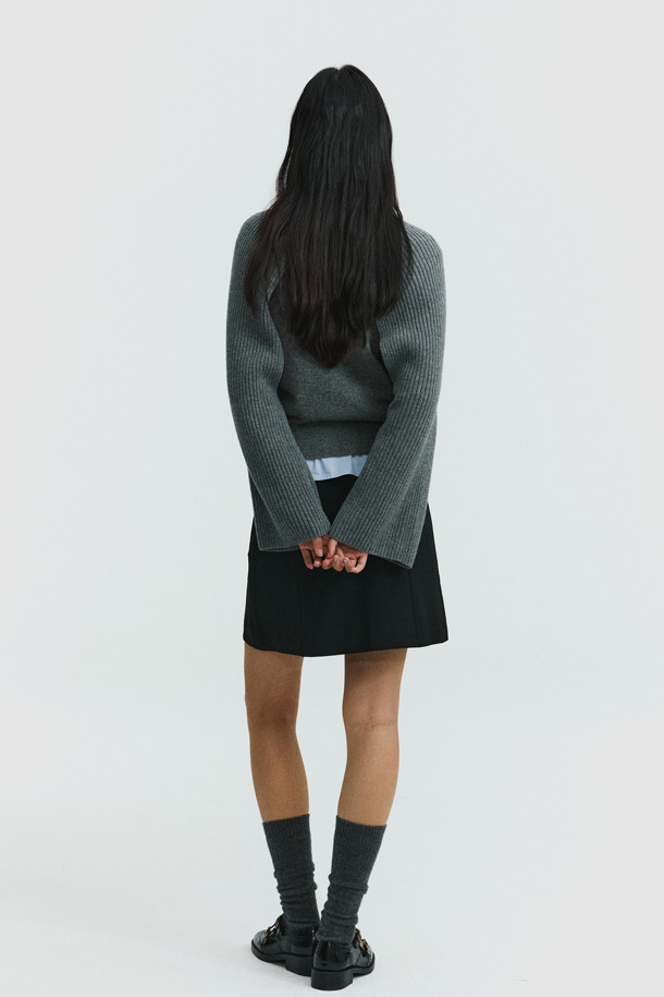 와이드 슬리브 볼레로 (그레이)는 캐시미어와 울 혼방 소재로 제작되어 부드러운 촉감과 두꺼운 두께감으로 가을, 겨울 시즌에 따뜻하게 착용하기 좋습니다. 루즈핏의 라운드넥 디자인에 와이드 슬리브, 사선 디테일, 짧은 기장이 더해져 미니멀하면서도 세련된 무드를 연출합니다. 무지 디자인으로 어떤 옷에도 쉽게 매치할 수 있으며, 탄탄한 짜임으로 레이어드하여 다양한 스타일을 연출할 수 있습니다. 데일리룩, 모임룩, 카페룩 등 TPO에 구애받지 않고 미니멀, 클래식, 캐주얼 스타일을 모두 소화할 수 있는 활용도 높은 아이템입니다.
