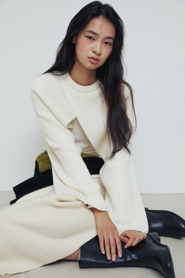 아이보리 와이드 슬리브 볼레로입니다. 캐시미어와 울 혼방 소재로 제작되어 부드러운 촉감과 따뜻함을 선사하며, 가을, 겨울 시즌에 착용하기 좋습니다. 라운드넥에 루즈핏 디자인으로 편안하면서도 엘레강스한 무드를 연출합니다. 와이드 슬리브와 사선 디테일이 돋보이며, 크롭 기장으로 다양한 스타일링에 활용할 수 있습니다. 데이트룩, 모임룩, 출근룩 등 TPO에 맞춰 클래식, 미니멀, 시크한 스타일을 연출해보세요.
