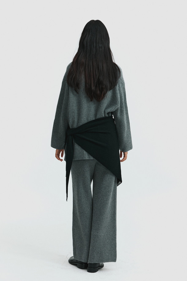 몽골산 캐시미어 100%로 제작된 Triangle 머플러(블랙)입니다. 가을, 겨울철 보온성을 책임지는 부드러운 촉감의 얇은 두께로, 숄처럼 활용 가능한 넉넉한 사이즈가 특징입니다. 베이직한 디자인과 무지 패턴은 클래식, 미니멀, 캐주얼 등 다양한 스타일 연출에 용이하며, 출근룩과 모임룩에 모두 잘 어울립니다. 가볍게 걸쳐 포근함을 더해보세요.
