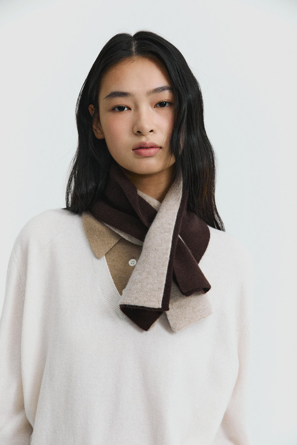 캐시미어 쁘띠 머플러 (라이트 베이지)는 가을과 겨울, 미니멀하고 클래식한 스타일을 연출하기에 적합합니다. 부드러운 캐시미어 소재에 도톰한 두께감으로 보온성을 높였으며, 이중직으로 제작되어 탄탄한 내구성을 자랑합니다. 숏한 기장감과 홀 트임 디자인으로 휴대성이 뛰어나며, 출근룩이나 모임룩에 포인트를 더할 수 있습니다. 무지 디자인의 라이트 베이지 컬러는 어떤 옷에도 잘 어울려 데일리 머플러로 활용하기 좋습니다. 
