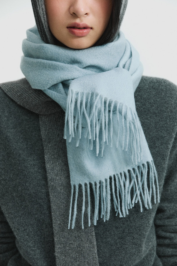 [Re-order] 캐시미어 클래식 머플러 (블루)는 남녀 모두 착용 가능한 머플러/스카프입니다. 부드러운 캐시미어 소재로 제작되어 겨울철 보온성을 높여주며, 164cm의 넉넉한 기장과 지블링 기법으로 고급스러움을 더했습니다. 무지 디자인에 프린지 장식이 더해져 클래식하면서도 모던한 스타일을 연출하며, 출근룩, 모임룩, 데이트룩 등 다양한 TPO에 활용하기 좋습니다. 가벼운 무게감으로 편안한 착용감을 선사하는 이 머플러는 미니멀, 시크 스타일에 잘 어울립니다.
