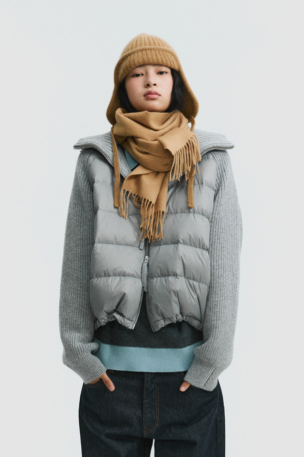 캐시미어 클래식 머플러 (Camel)는 부드러운 촉감과 뛰어난 보온성을 자랑하는 겨울철 필수 아이템입니다. 지블링 기법으로 제작되어 은은한 광택과 고급스러움을 더했으며, 164cm의 넉넉한 기장으로 다양한 스타일 연출이 가능합니다. 클래식하고 모던한 디자인으로 남녀 모두에게 잘 어울리며, 겨울 데일리룩에 따뜻함과 세련됨을 더해줍니다. 부드러운 캐시미어 소재는 편안한 착용감을 선사합니다.
