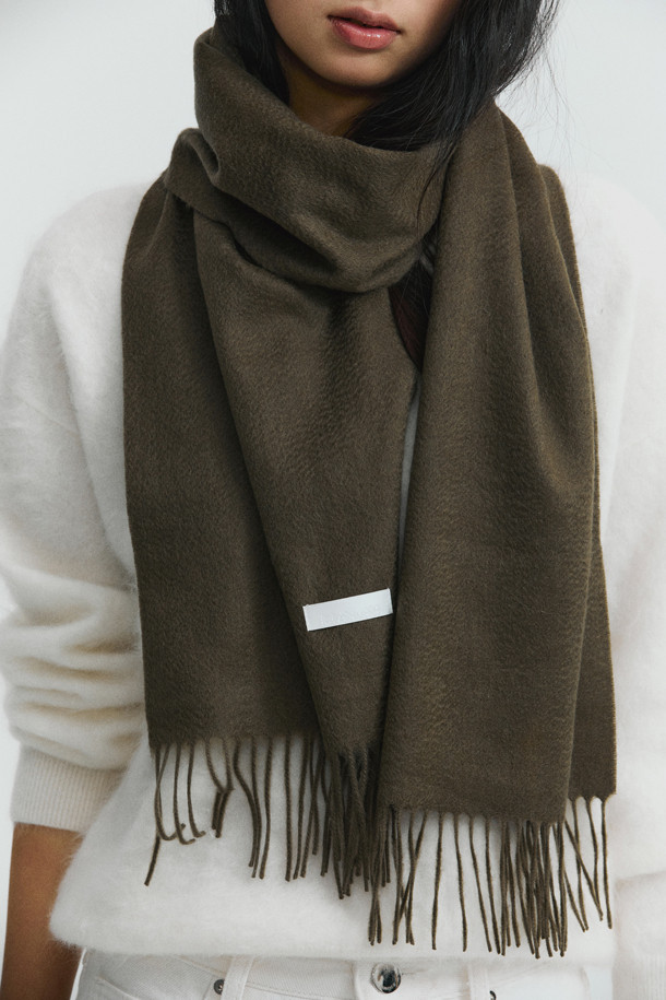 캐시미어 클래식 머플러 (올리브)는 부드러운 촉감과 뛰어난 보온성을 자랑하는 겨울철 필수 아이템입니다. 164cm의 넉넉한 기장감으로 다양한 스타일 연출이 가능하며, 지블링 기법을 통해 고급스러운 분위기를 더했습니다. 올리브 컬러의 무지 디자인으로 클래식하고 미니멀한 룩을 완성하며, 가벼운 무게감으로 편안하게 착용할 수 있습니다. 겨울 데일리룩에 우아함을 더해줄 캐시미어 머플러를 만나보세요.
