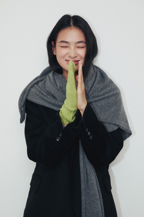 몽골산 캐시미어 100% 소재의 베이직 장갑입니다. 부드러운 촉감과 얇은 두께로 가을, 겨울철 일상에서 착용하기 좋습니다. 연그린 컬러에 무지 디자인으로 어떤 스타일에도 잘 어울리며, 팔목 위 길이와 손목 립조직으로 안정적인 착용감을 제공합니다. 검지 핑거홀이 있어 스마트폰 터치도 가능하며, 보온성을 더해줍니다. 클래식, 미니멀, 캐주얼 등 다양한 스타일에 매치하여 따뜻하고 세련된 스타일을 연출해보세요.
