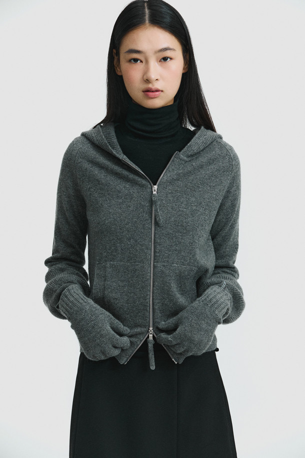 캐시미어 베이직 장갑 (그레이)는 몽골산 캐시미어 100% 소재로 제작되어 부드러운 촉감과 뛰어난 보온성을 자랑합니다. 얇은 두께감으로 답답함 없이 착용 가능하며, 손목 위 길이감과 손목 립조직으로 안정적인 핏을 선사합니다. 베이직한 디자인과 무지 패턴으로 클래식, 미니멀, 캐주얼 등 다양한 스타일과 매치하기 좋습니다. 검지 핑거홀이 있어 스마트폰 터치도 편리하며, 출근룩에 고급스러움을 더해줍니다.
