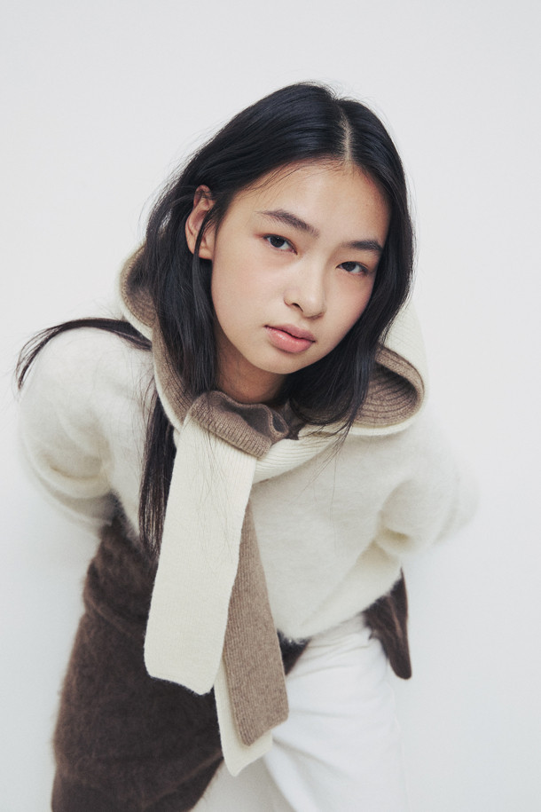 몽골산 캐시미어 100% 소재의 캐시미어 바라클라바 (베이지)입니다. 부드러운 촉감과 얇은 두께로 제작되어 편안한 착용감을 선사하며, 겨울철 보온성을 책임집니다. 립조직 무늬와 베이지 컬러가 어우러져 미니멀, 클래식, 캐주얼 등 다양한 스타일과 매치하기 좋습니다. 머플러처럼 연출 가능하며, 이마를 가리는 후드 크기로 디자인되어 보온성을 높였습니다. 출근룩과 여행룩에 모두 활용 가능한 실용적인 아이템입니다.
